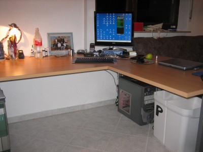 schreibtisch nah.JPG